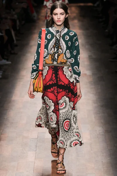 Look 16